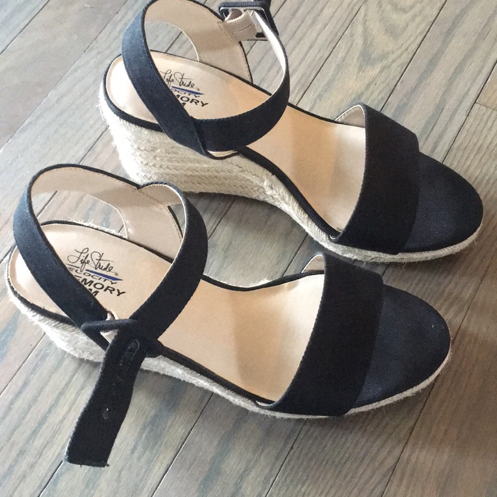 Black wedges